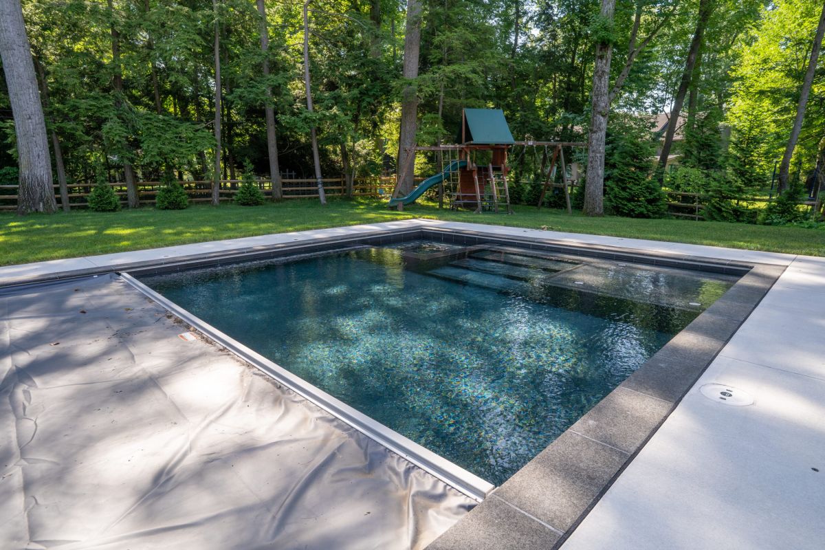 Pool with automatic safety cover